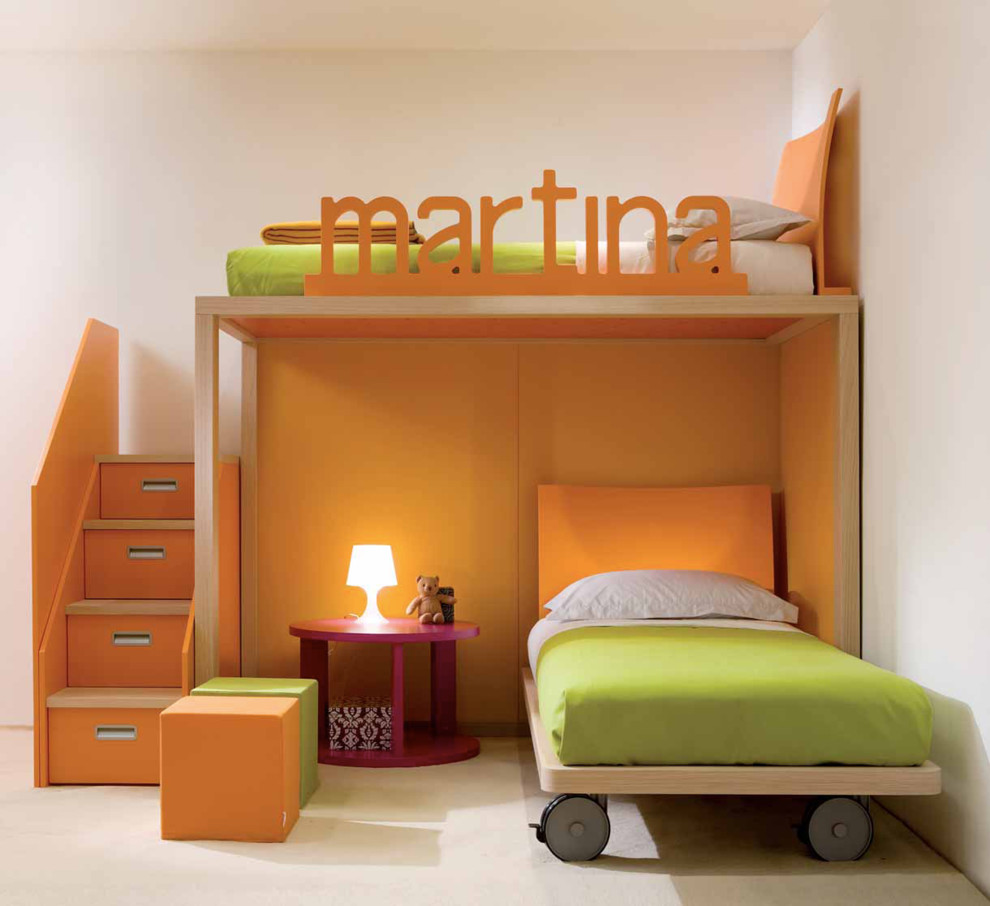 Foto på ett mellanstort funkis flickrum kombinerat med sovrum och för 4-10-åringar, med vita väggar, heltäckningsmatta och beiget golv