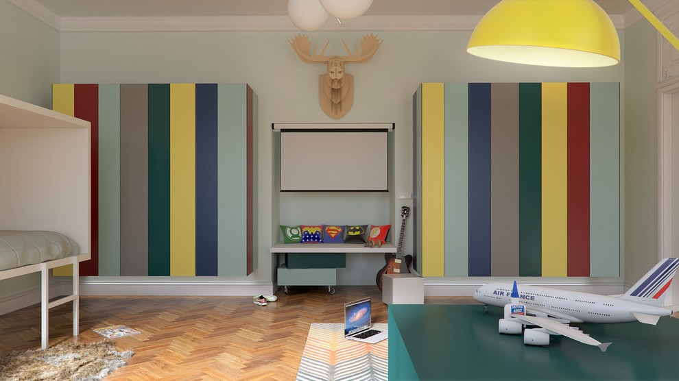 Großes Modernes Kinderzimmer mit grüner Wandfarbe, braunem Holzboden und braunem Boden in Berlin