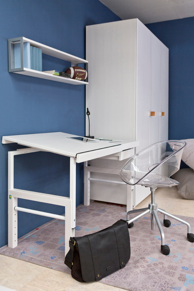 Diseño de dormitorio infantil contemporáneo de tamaño medio con escritorio y paredes azules