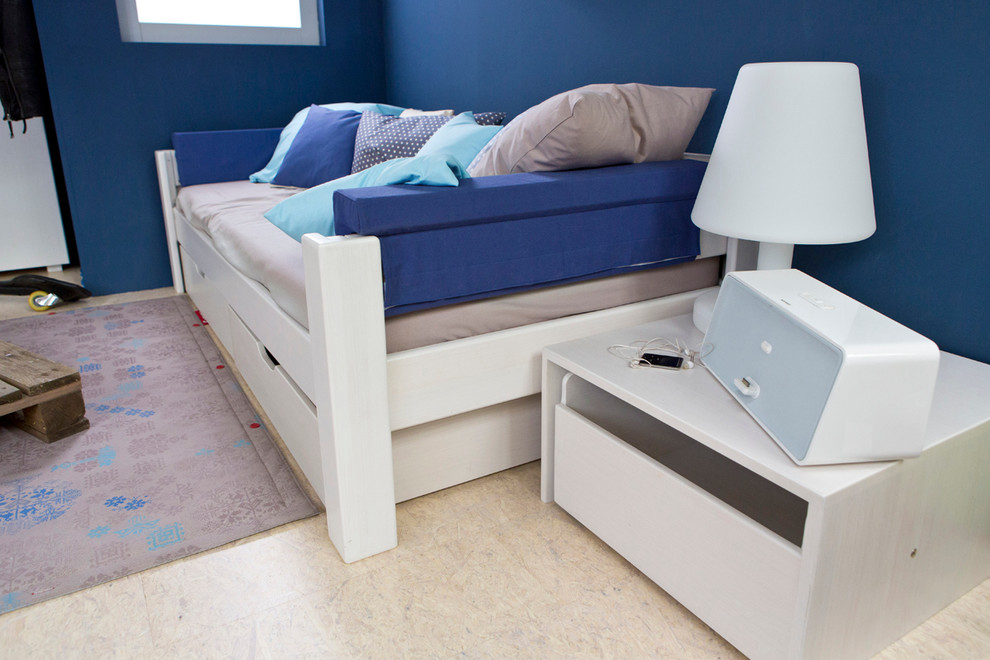 Источник вдохновения для домашнего уюта: нейтральная детская среднего размера в современном стиле с спальным местом и синими стенами для подростка