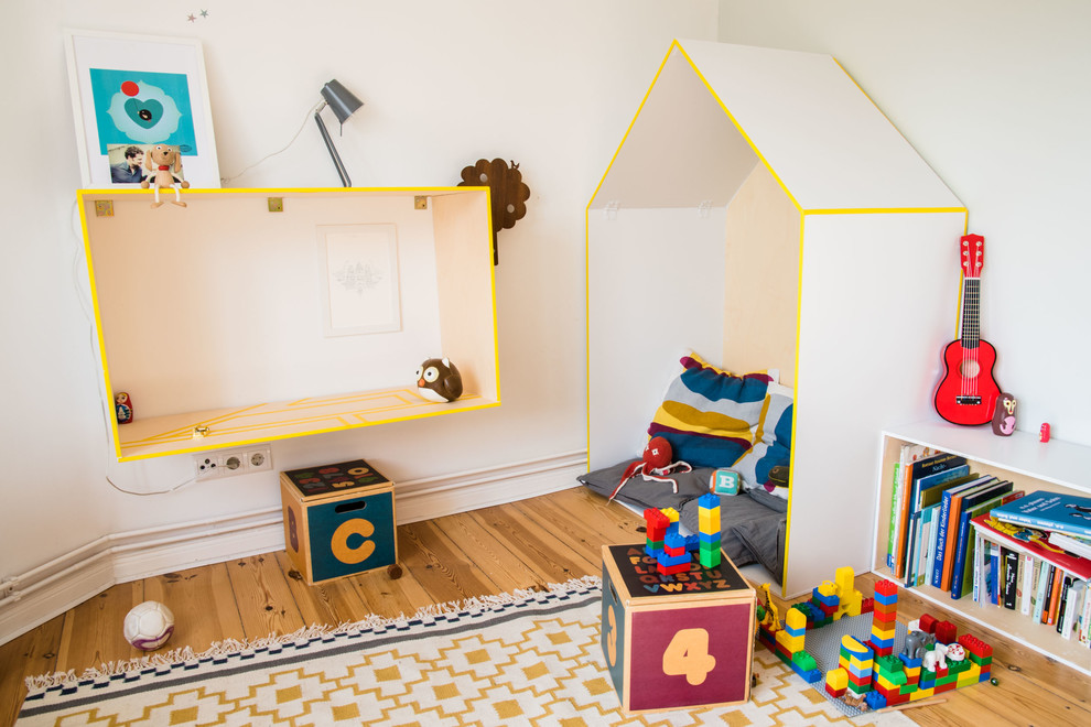 Источник вдохновения для домашнего уюта: нейтральная детская с игровой среднего размера в современном стиле с белыми стенами и светлым паркетным полом для ребенка от 1 до 3 лет