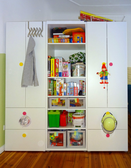 Ein Kleiderschrank wirkt lebendiger, wenn hier auch Spielzeug aufbewahrt  wird. - Modern - Kinderzimmer - Berlin - von ANJA RING - Inneneinrichtung &  Raumoptimierung | Houzz