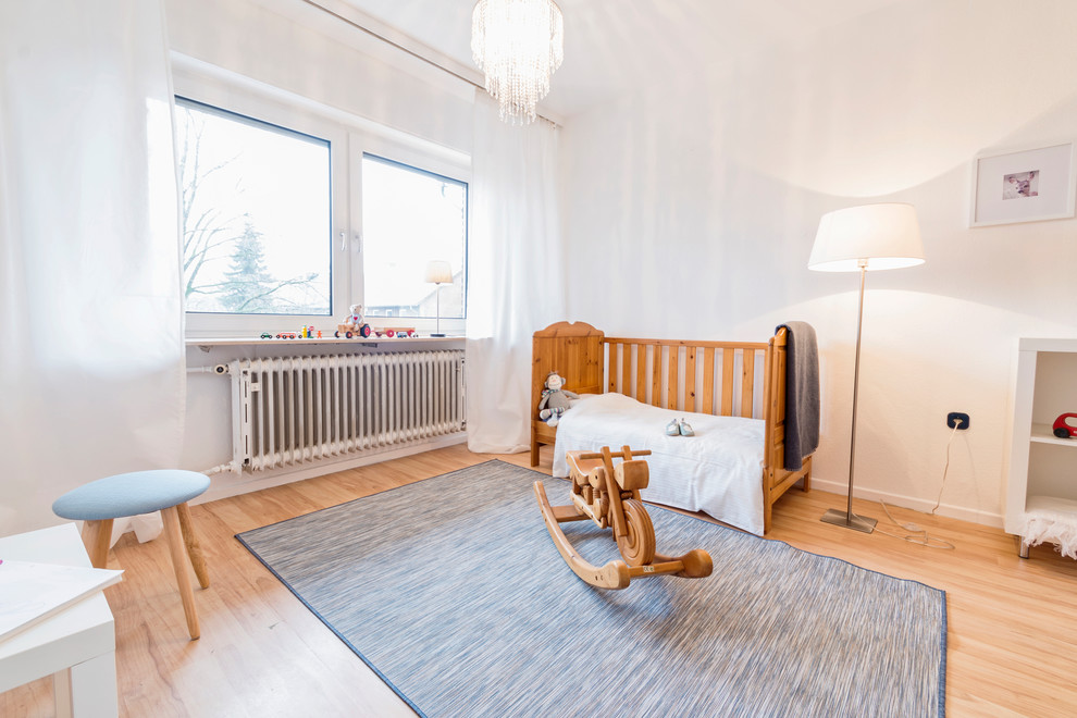 Mittelgroßes Nordisches Jungszimmer mit Schlafplatz, weißer Wandfarbe, hellem Holzboden und beigem Boden in Sonstige