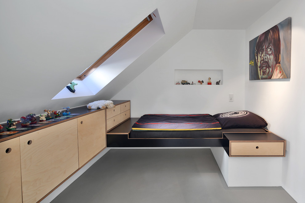 Ejemplo de dormitorio infantil de 4 a 10 años minimalista pequeño con paredes blancas, suelo de cemento y suelo gris