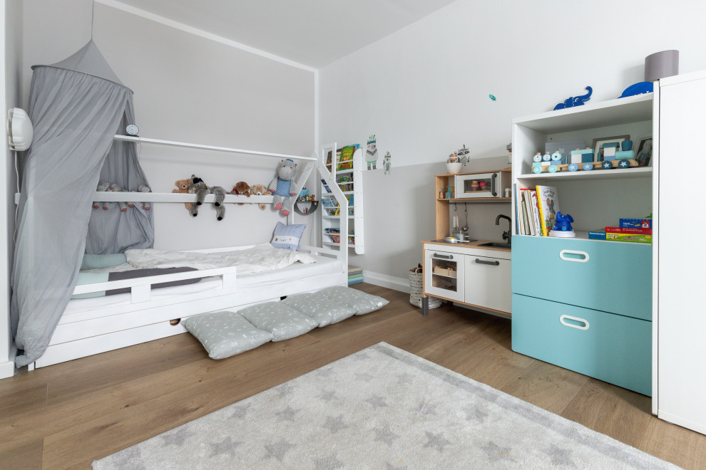 Großes, Neutrales Modernes Kinderzimmer mit Schlafplatz, beiger Wandfarbe, hellem Holzboden und beigem Boden in Düsseldorf