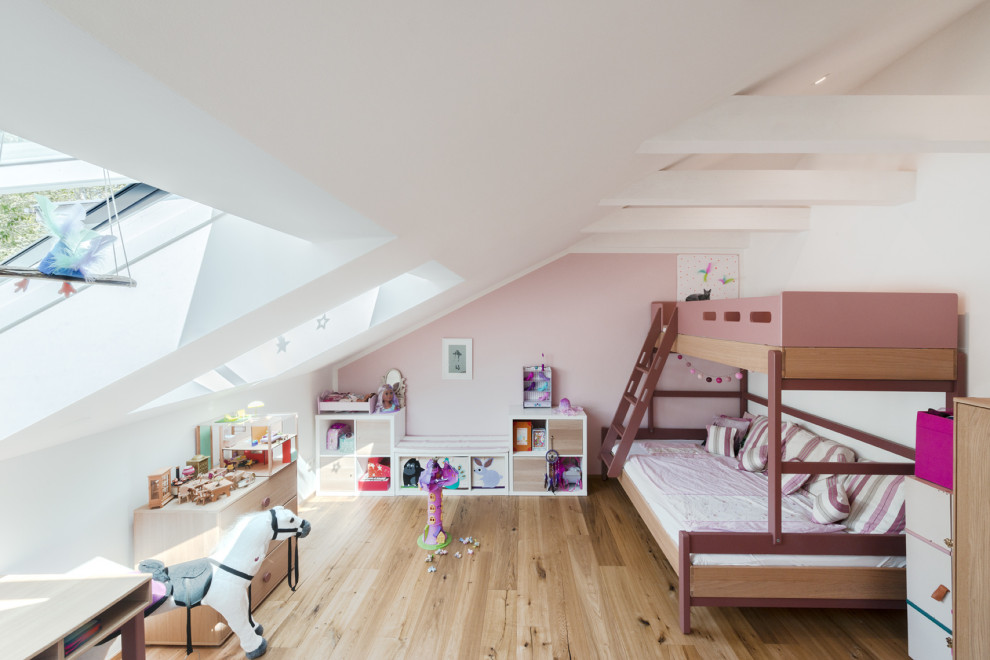 Inspiration for a contemporary kids' room remodel in Munich