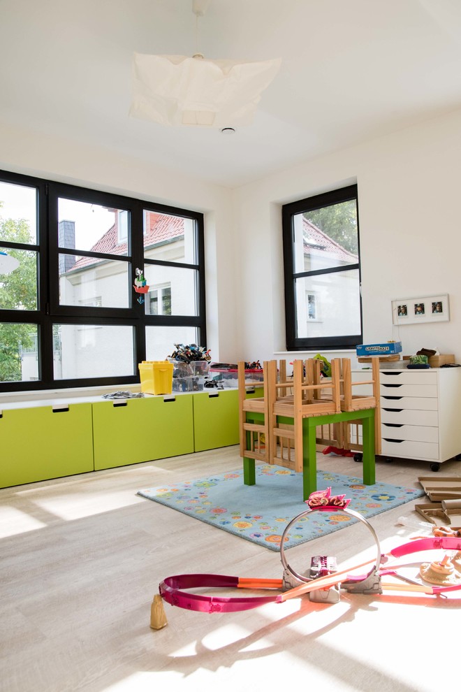Diseño de dormitorio infantil de 4 a 10 años de estilo de casa de campo de tamaño medio con paredes blancas y suelo de madera pintada