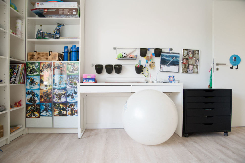 Exemple d'une chambre d'enfant nature de taille moyenne avec un mur blanc, un bureau et parquet clair.
