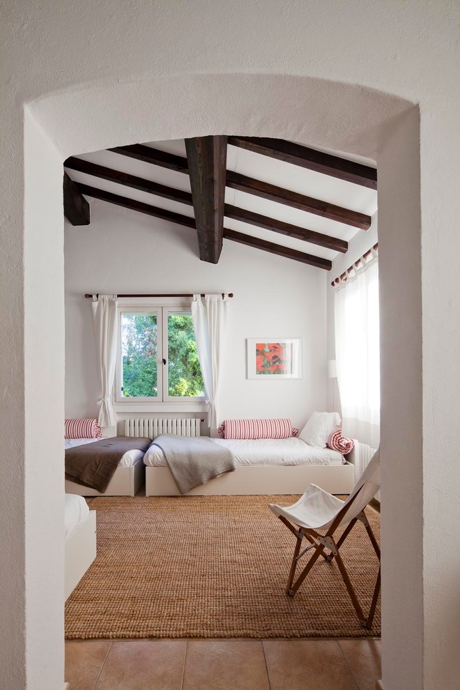 Bild på ett stort medelhavsstil könsneutralt tonårsrum kombinerat med sovrum, med vita väggar och klinkergolv i terrakotta