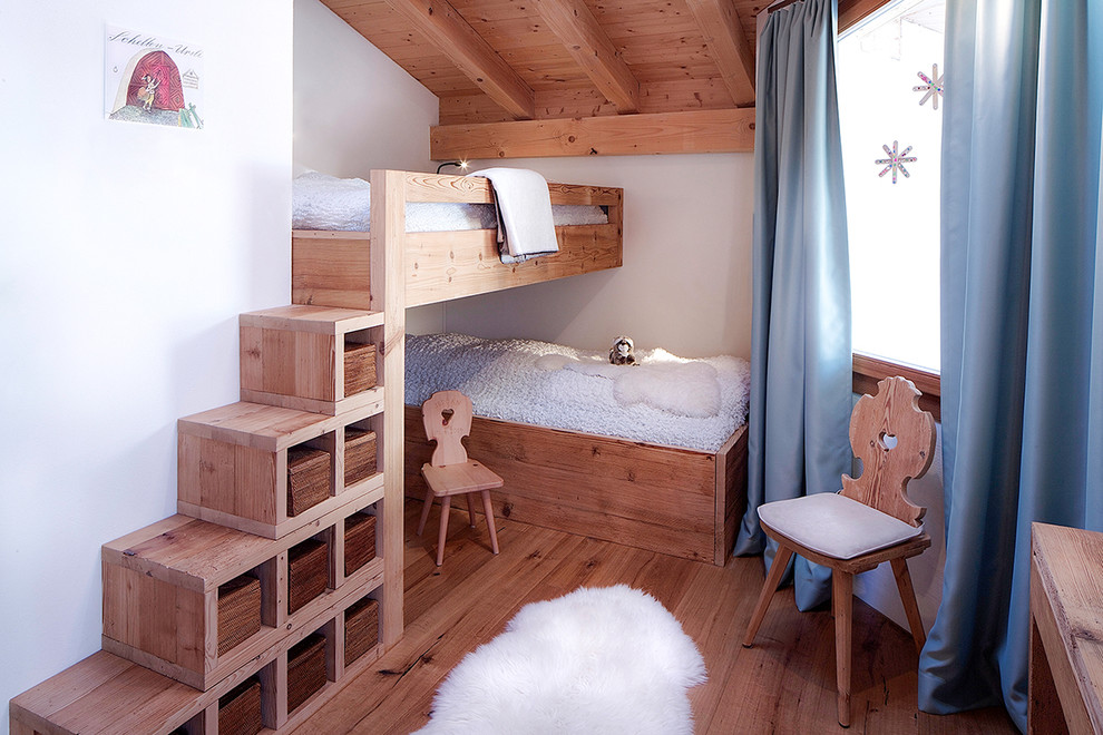 Immagine di una cameretta da letto rustica con pareti bianche e parquet chiaro