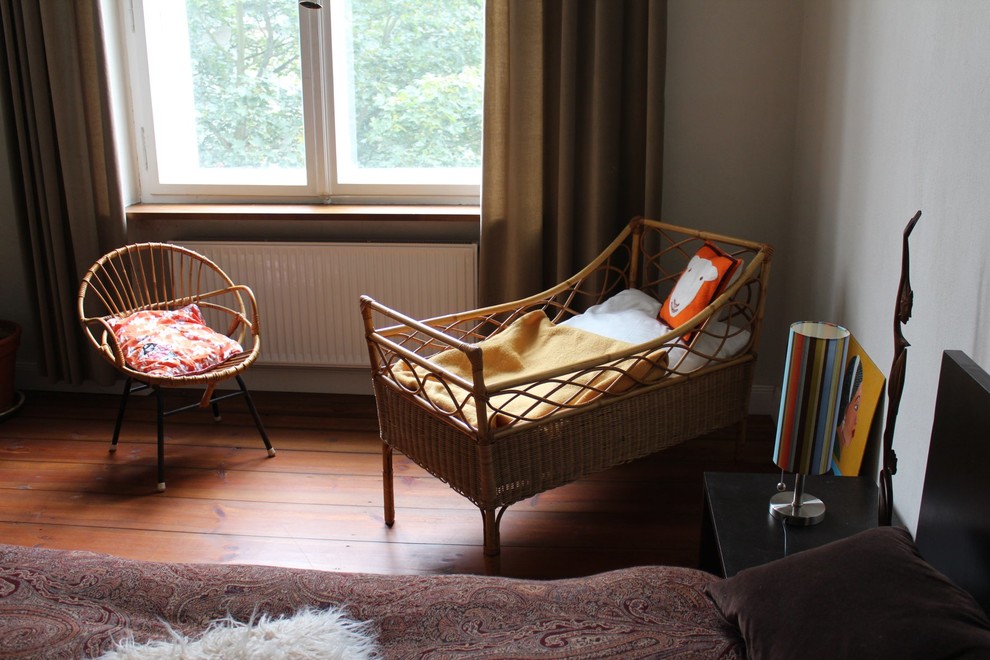 Inspiration for an eclectic gender-neutral dark wood floor toddler room remodel in Berlin with beige walls