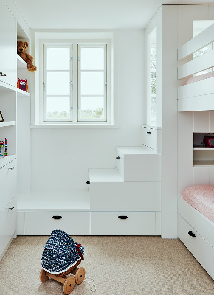 Neutrales Landhaus Kinderzimmer mit Schlafplatz und weißer Wandfarbe in Sonstige