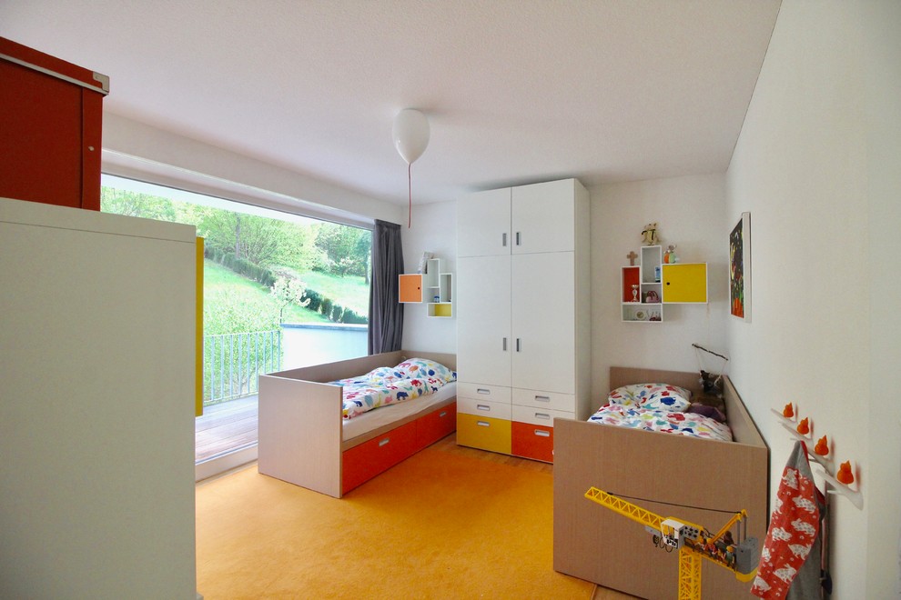Источник вдохновения для домашнего уюта: большая нейтральная детская в современном стиле с спальным местом, белыми стенами, полом из линолеума и желтым полом для ребенка от 4 до 10 лет