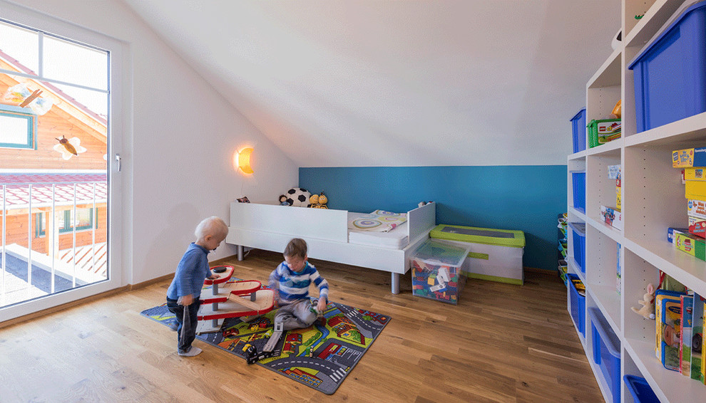 Modernes Jungszimmer mit blauer Wandfarbe und braunem Holzboden in Stuttgart