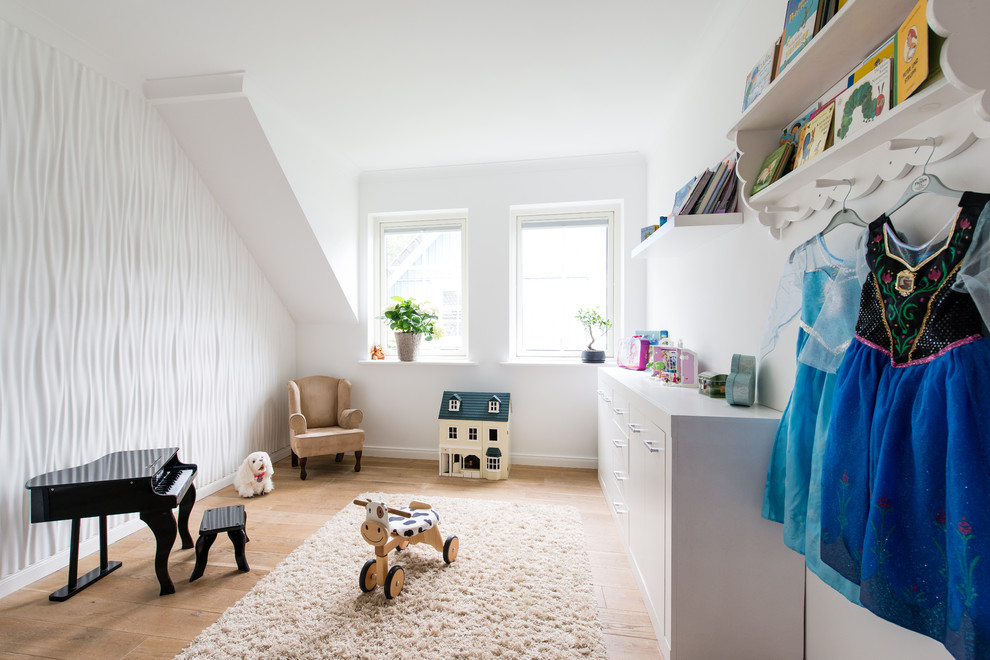 Mittelgroßes Modernes Mädchenzimmer mit weißer Wandfarbe, hellem Holzboden und Spielecke in Berlin