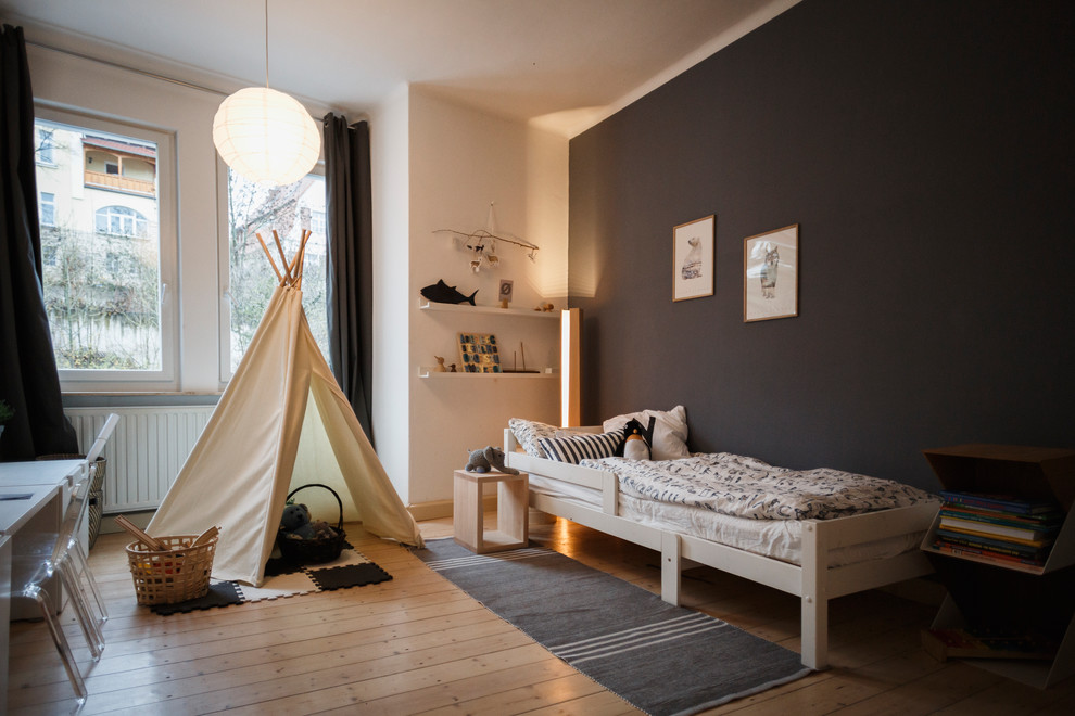Cette photo montre une chambre d'enfant de 4 à 10 ans scandinave de taille moyenne avec un mur blanc, parquet clair et un sol beige.