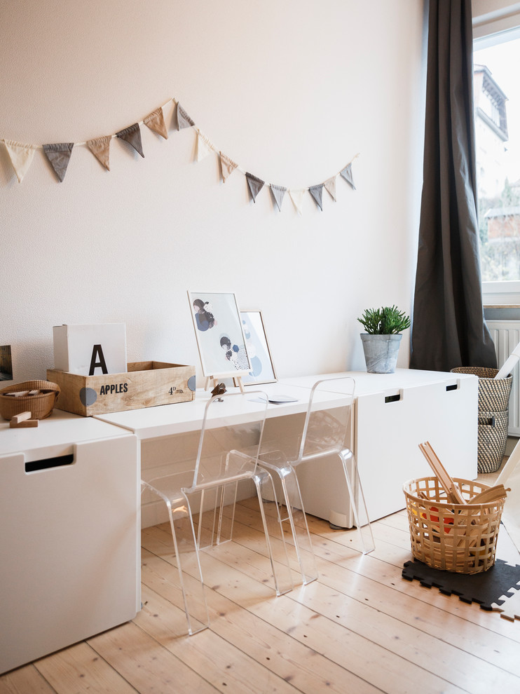 Inspiration pour une petite chambre neutre de 4 à 10 ans nordique avec un bureau, un mur blanc, parquet clair et un sol beige.