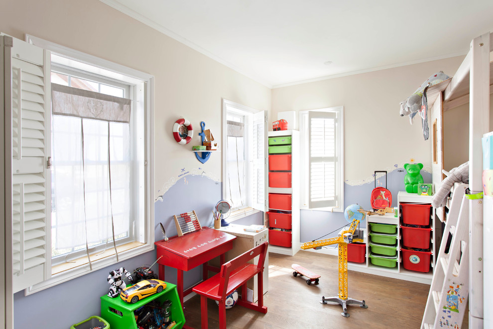 Imagen de dormitorio infantil de 4 a 10 años clásico de tamaño medio con paredes multicolor y suelo de madera en tonos medios