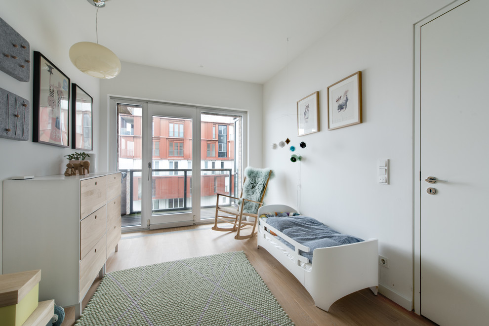 Ejemplo de dormitorio infantil de 1 a 3 años escandinavo pequeño con paredes blancas y moqueta