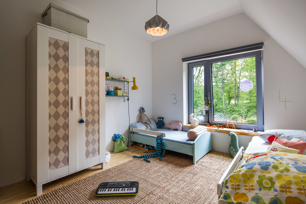 Neutrales, Mittelgroßes Skandinavisches Kinderzimmer mit Schlafplatz, weißer Wandfarbe, hellem Holzboden und beigem Boden in Hamburg
