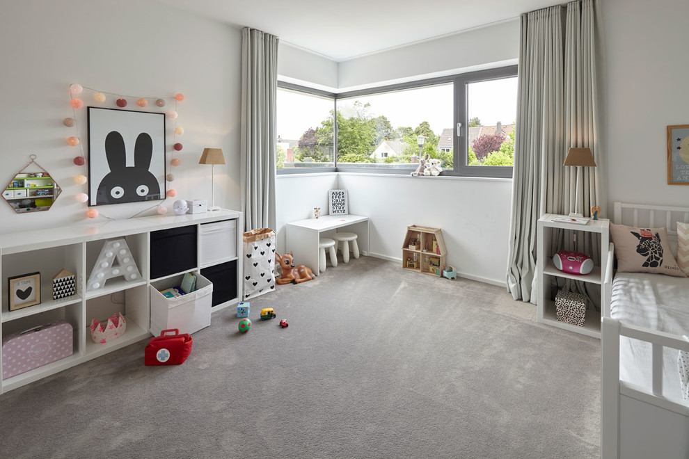Immagine di una cameretta per bambini da 4 a 10 anni contemporanea con pareti beige, moquette e pavimento grigio