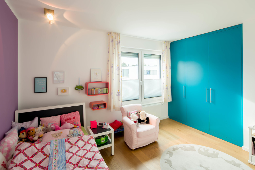 Großes Modernes Mädchenzimmer mit lila Wandfarbe und hellem Holzboden in Düsseldorf