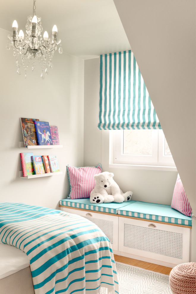 Imagen de dormitorio infantil de 4 a 10 años contemporáneo pequeño con paredes azules, suelo de madera clara y suelo beige