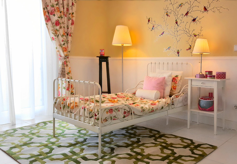 Idée de décoration pour une chambre d'enfant de 4 à 10 ans tradition de taille moyenne avec un mur jaune, un sol en carrelage de porcelaine et un sol blanc.