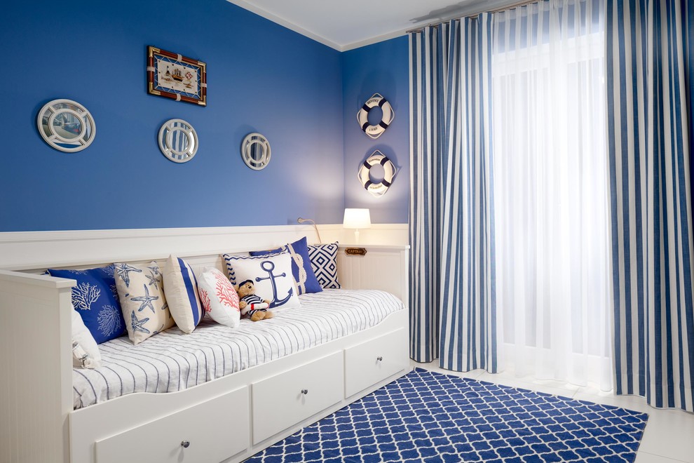 Idées déco pour une chambre d'enfant de 4 à 10 ans bord de mer de taille moyenne avec un mur bleu, un sol en carrelage de porcelaine et un sol blanc.
