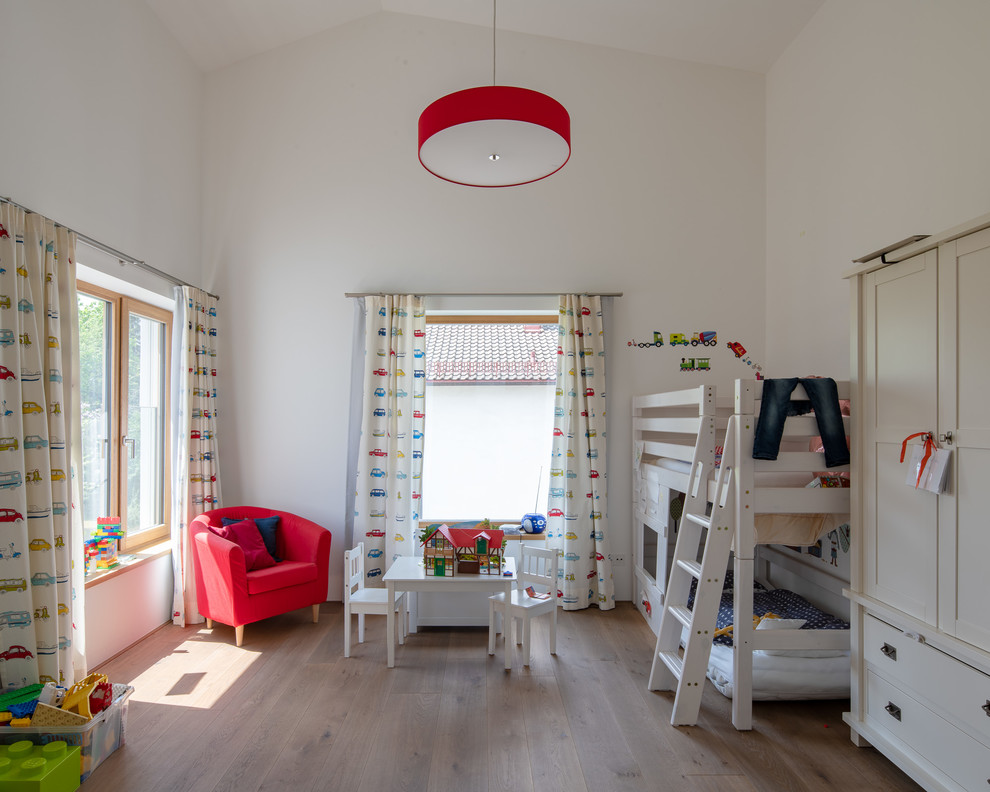 Imagen de dormitorio infantil clásico renovado con paredes blancas, suelo de madera en tonos medios y suelo marrón