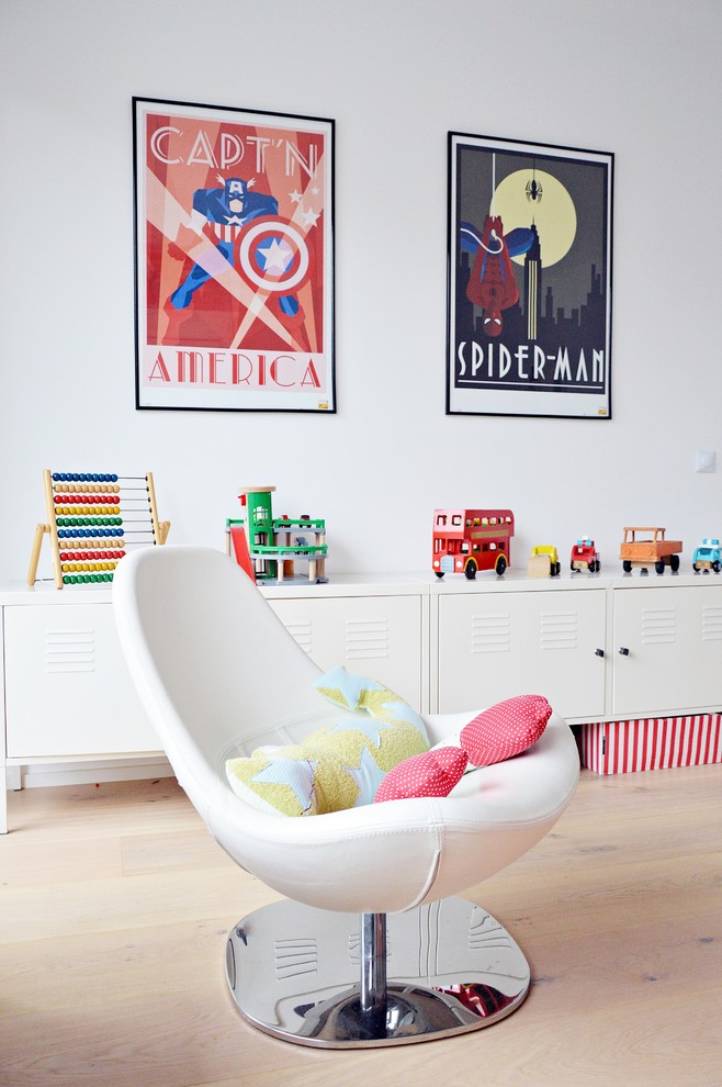 Foto de dormitorio infantil de 4 a 10 años escandinavo de tamaño medio con paredes blancas y suelo de madera clara