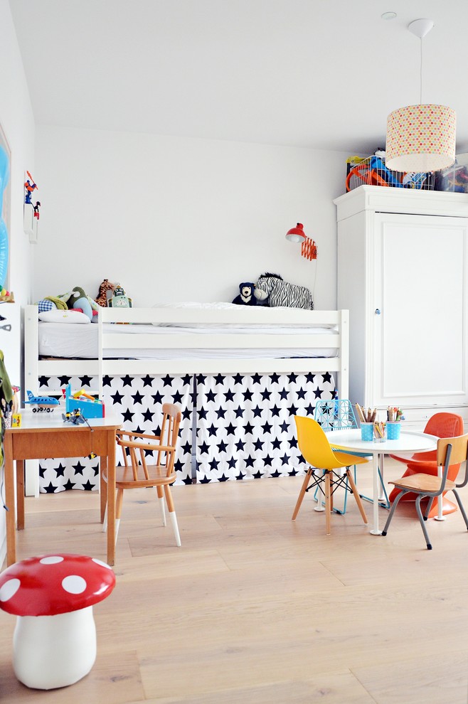 Idées déco pour une chambre d'enfant scandinave avec un lit superposé.