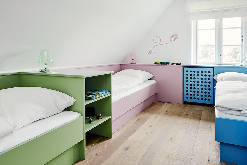Neutrales Eklektisches Kinderzimmer mit Schlafplatz, weißer Wandfarbe und hellem Holzboden in Sonstige