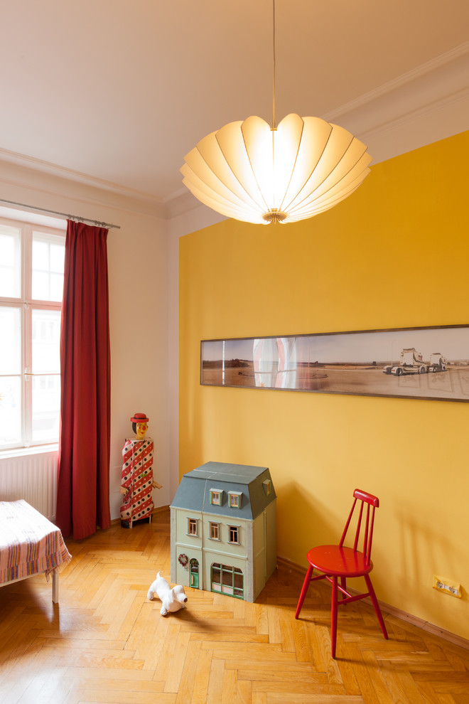 Idée de décoration pour une chambre d'enfant design de taille moyenne avec un sol en bois brun et un mur multicolore.