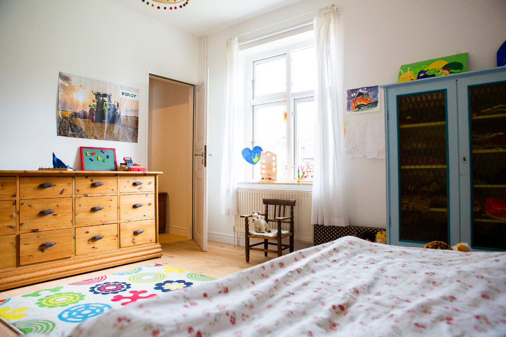 Diseño de dormitorio infantil de 4 a 10 años escandinavo pequeño con paredes blancas y suelo de madera clara