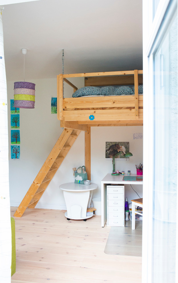 Kleines Nordisches Kinderzimmer mit Schlafplatz, weißer Wandfarbe und hellem Holzboden in Hamburg
