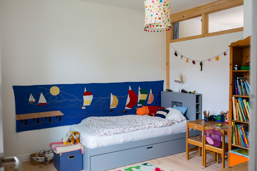 Ispirazione per una piccola cameretta per bambini da 4 a 10 anni scandinava con pareti bianche e parquet chiaro