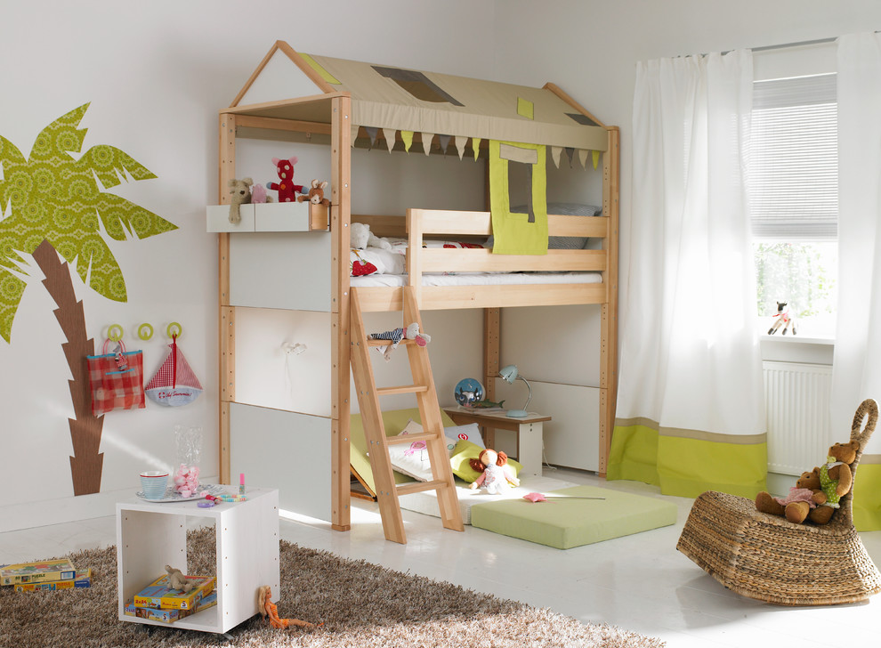 Cette photo montre une chambre d'enfant de 4 à 10 ans tendance avec un mur blanc, parquet peint, un sol blanc et un lit superposé.