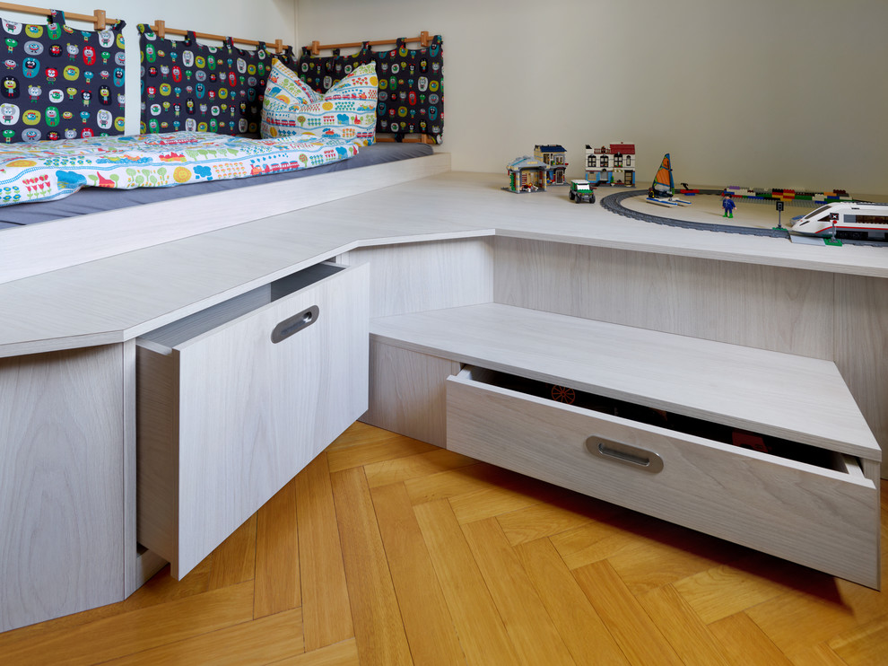 Idéer för att renovera ett mellanstort funkis barnrum kombinerat med sovrum, med vita väggar, mellanmörkt trägolv och brunt golv