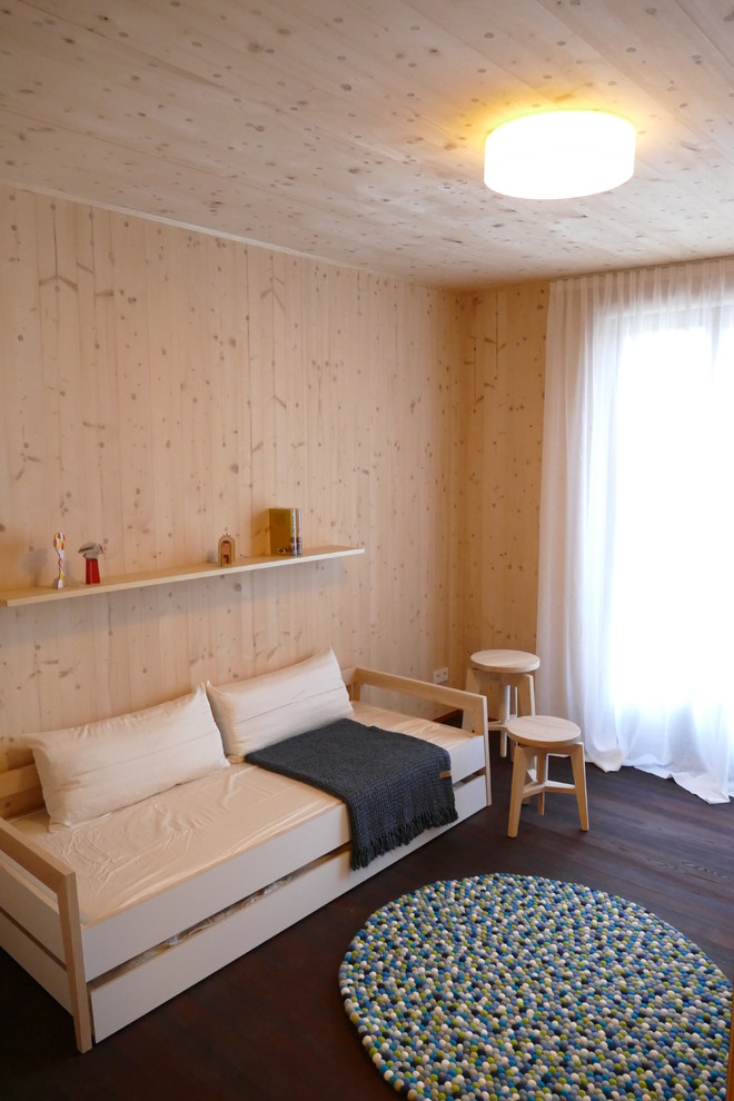 Пример оригинального дизайна: маленькая нейтральная детская в скандинавском стиле с спальным местом, коричневыми стенами, паркетным полом среднего тона и коричневым полом для на участке и в саду, подростка