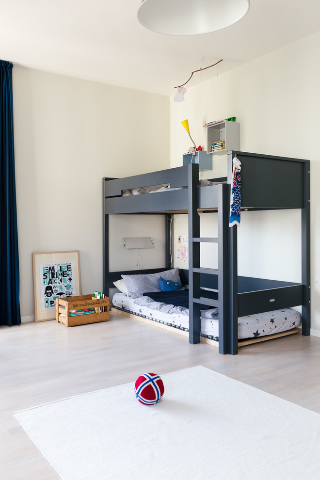 Пример оригинального дизайна: детская среднего размера в скандинавском стиле с спальным местом, белыми стенами и деревянным полом для ребенка от 4 до 10 лет, мальчика, двоих детей