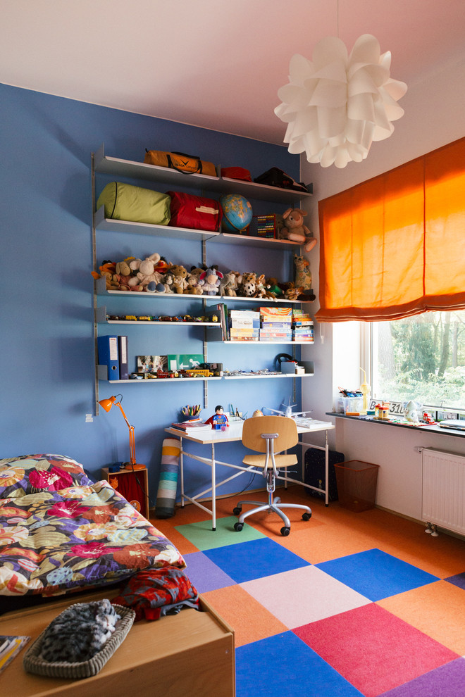 Modern inredning av ett litet könsneutralt tonårsrum kombinerat med skrivbord, med blå väggar och heltäckningsmatta