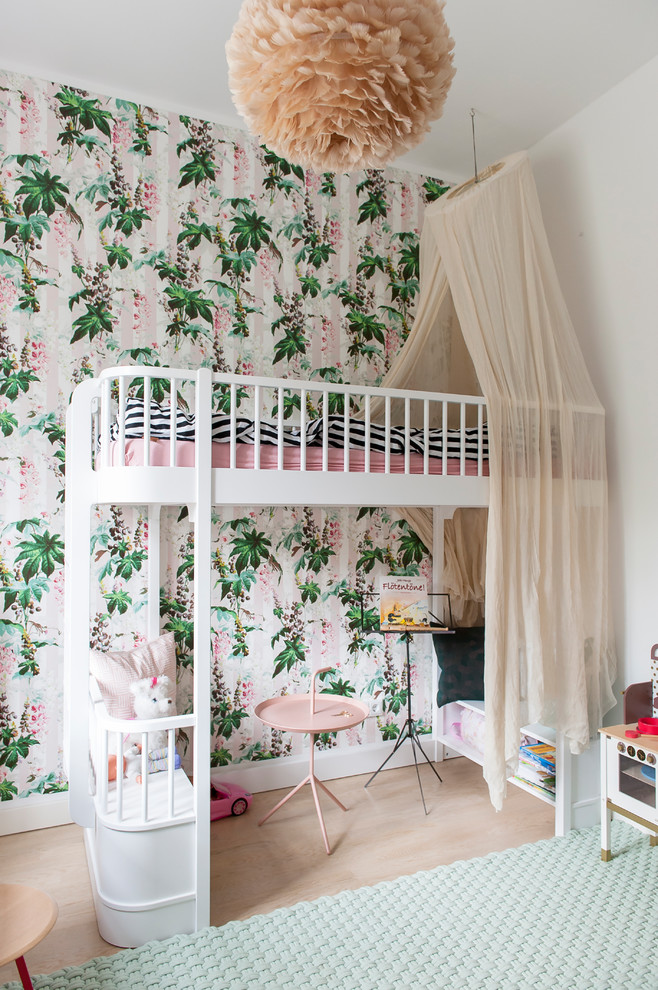 Inspiration for a contemporary children’s room for girls in Berlin with multi-coloured walls, light hardwood flooring and brown floors.