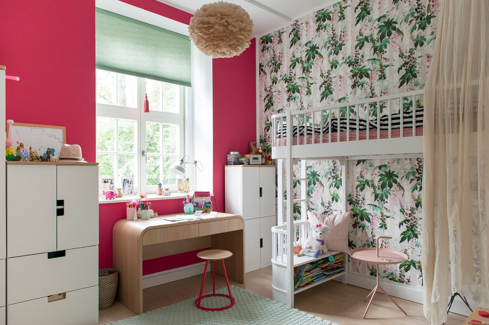 Modernes Kinderzimmer mit bunten Wänden und hellem Holzboden in Berlin