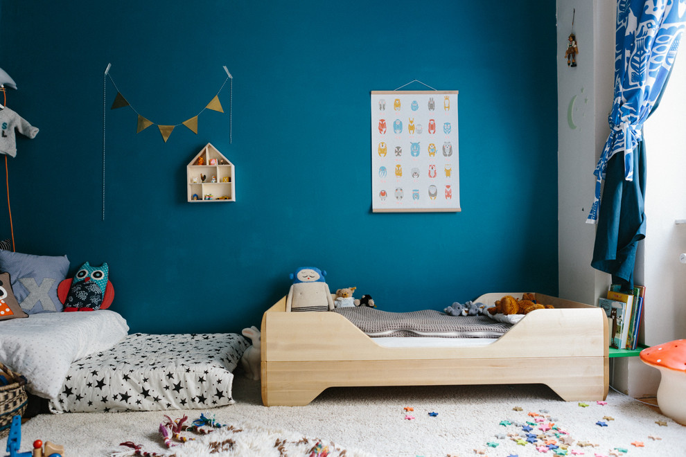 Стильный дизайн: нейтральная детская среднего размера в стиле фьюжн с ковровым покрытием и разноцветными стенами - последний тренд