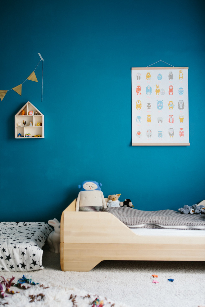 Neutrales, Mittelgroßes Eklektisches Kinderzimmer mit Schlafplatz, blauer Wandfarbe und Teppichboden in Berlin