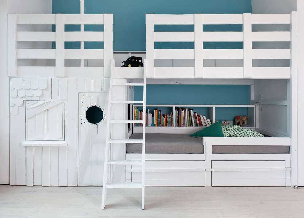 Réalisation d'une chambre d'enfant de 4 à 10 ans nordique de taille moyenne avec parquet clair, un mur multicolore et un lit superposé.