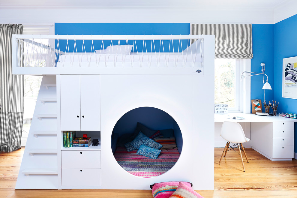 Inspiration för mellanstora moderna könsneutrala barnrum för 4-10-åringar, med blå väggar, mellanmörkt trägolv och brunt golv