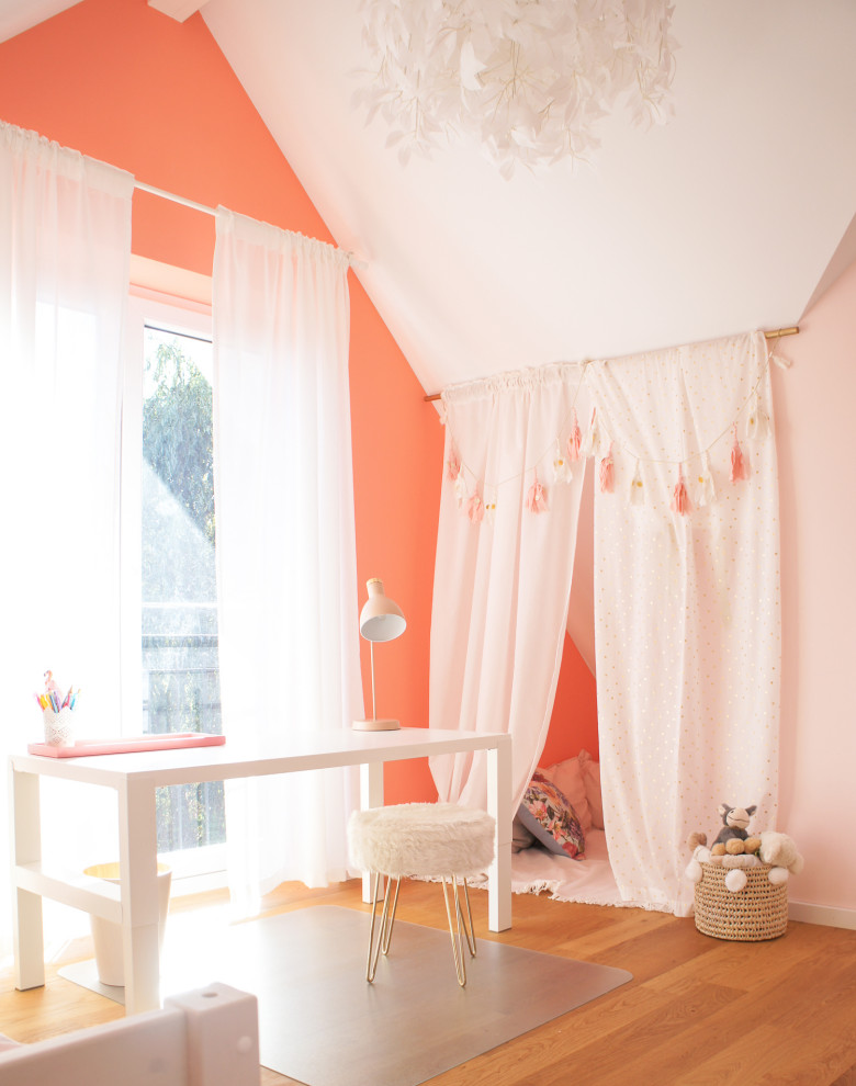 Réalisation d'une petite chambre de fille de 4 à 10 ans design avec un mur rose.
