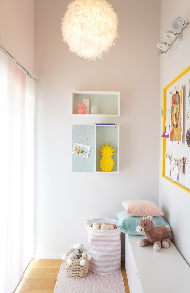 Modern inredning av ett litet flickrum för 4-10-åringar, med beige väggar